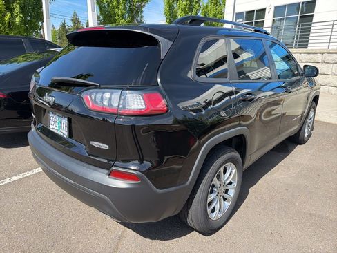 Used 2022 Jeep Cherokee Latitude Lux w/ Mopar Interior Package AWD/4WD image 4