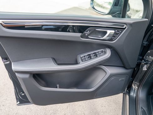 Certified 2025 Porsche Macan image 10