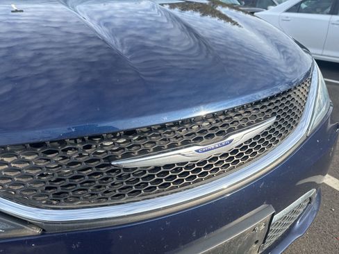 Used 2020 Chrysler Pacifica Touring-L image 10