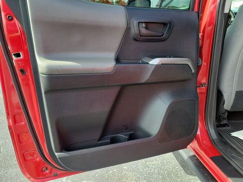 Used 2020 Toyota Tacoma SR5 RWD image 11