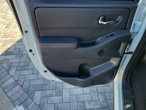 Used 2025 Nissan Frontier PRO-4X image 21