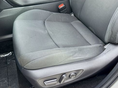 Used 2022 Toyota Venza LE image 19