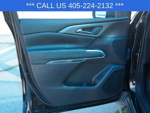 Used 2025 Chevrolet Traverse LT FWD image 16