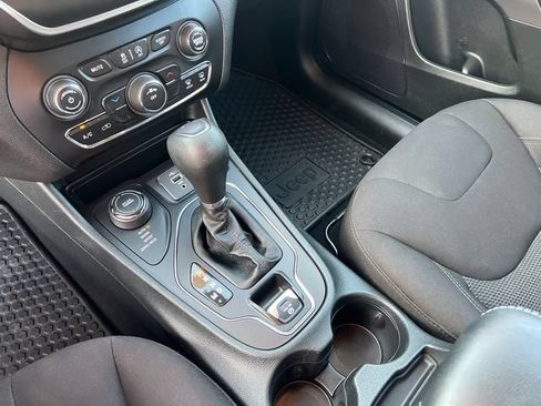 Used 2019 Jeep Cherokee Latitude w/ Cold Weather Group AWD/4WD image 21