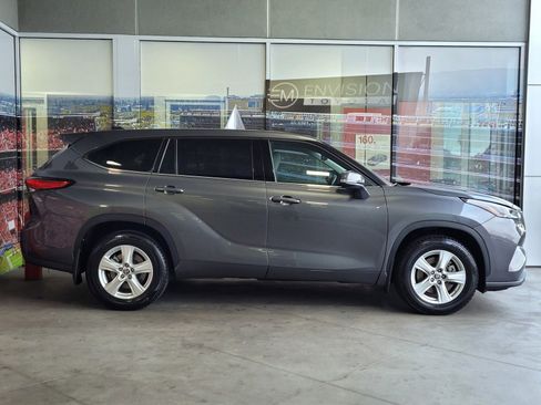 Certified 2022 Toyota Highlander LE image 4