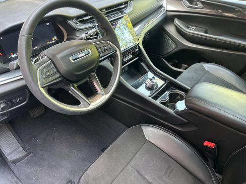 Used 2023 Jeep Grand Cherokee Altitude AWD/4WD image 11