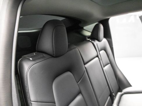 Used 2022 Tesla Model Y Long Range image 33