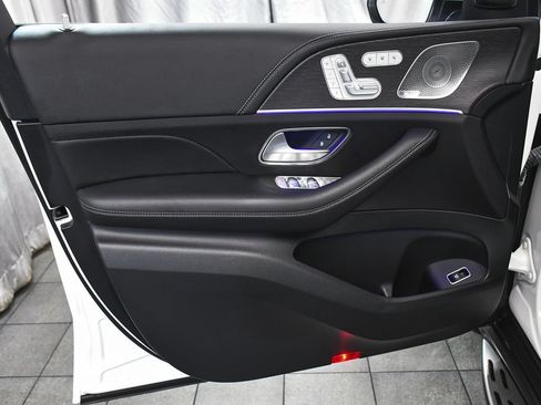 Used 2023 Mercedes-Benz GLS 580 4MATIC image 9