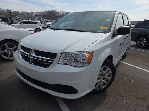 Used 2019 Dodge Grand Caravan SE w/ UConnect Hands-Free Group image 6