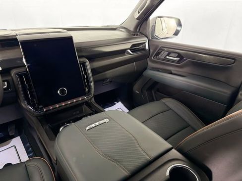 Used 2025 GMC Yukon XL AT4 image 25