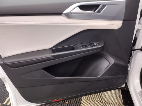 Used 2025 Volkswagen Taos SE image 19