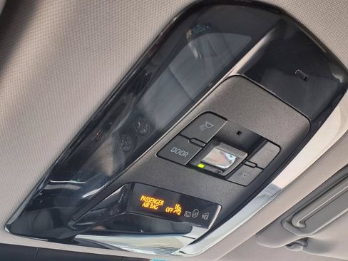 Used 2024 Toyota Venza XLE AWD/4WD image 20