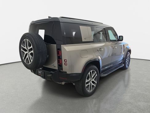 Used 2023 Land Rover Defender 110 X-Dynamic SE image 5