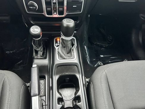 Used 2018 Jeep Wrangler Unlimited Sahara AWD/4WD image 20