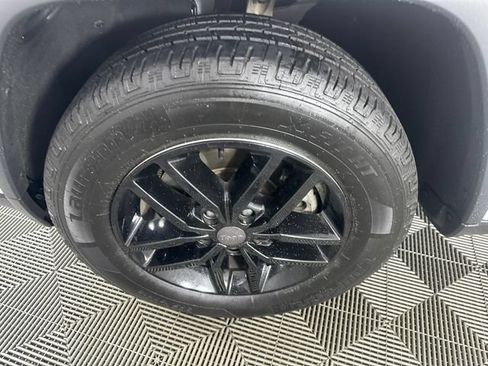 Certified 2022 Jeep Grand Cherokee Limited AWD/4WD image 2