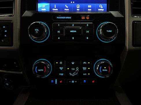 Used 2020 Ford F350 Lariat w/ Lariat Ultimate Package AWD/4WD image 26