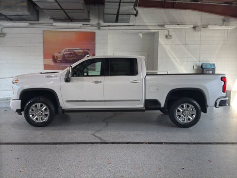Used 2024 Chevrolet Silverado 2500 High Country w/ Technology Package image 5