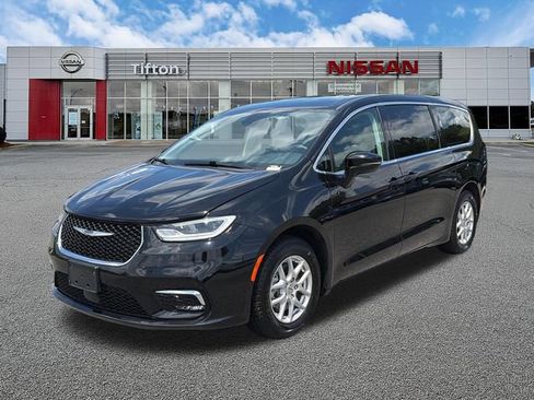 Used 2024 Chrysler Pacifica Touring-L FWD image 3