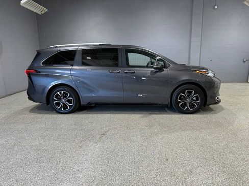 Used 2025 Toyota Sienna Platinum AWD/4WD image 2
