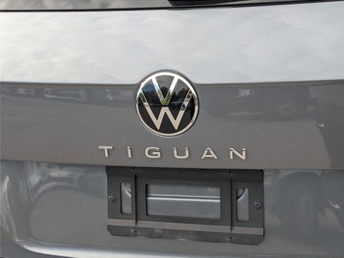 Used 2023 Volkswagen Tiguan SE w/ Panoramic Sunroof Package image 9