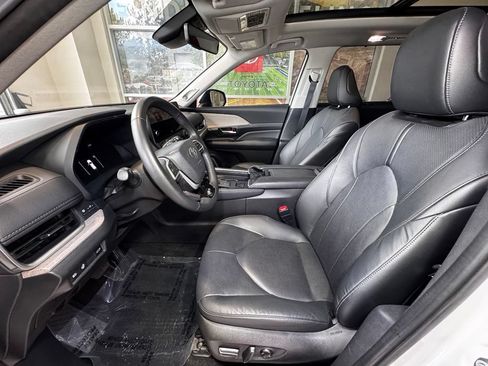 Used 2025 Toyota Grand Highlander AWD image 19