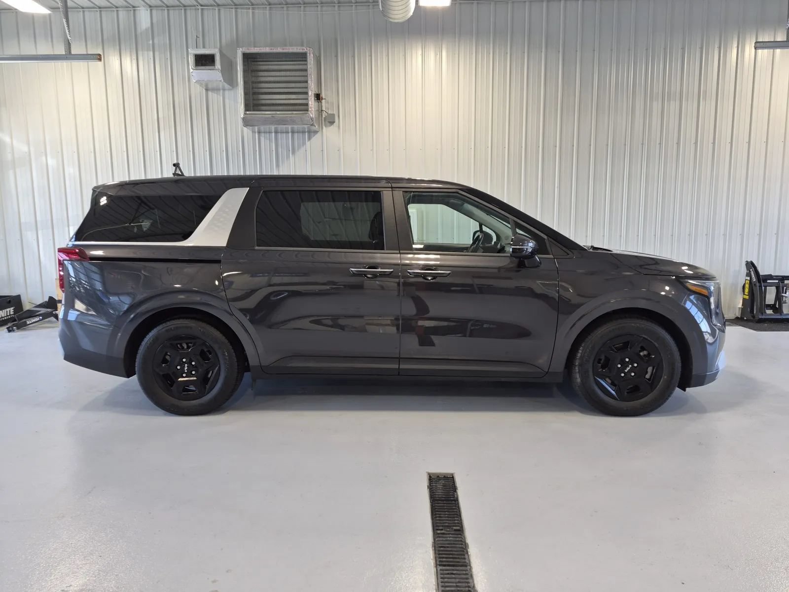 Used 2025 Kia Carnival FWD image 2