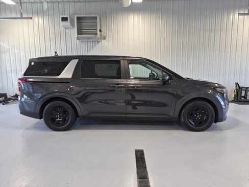 Used 2025 Kia Carnival FWD image 2