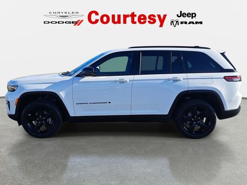 Used 2023 Jeep Grand Cherokee Altitude AWD/4WD image 3