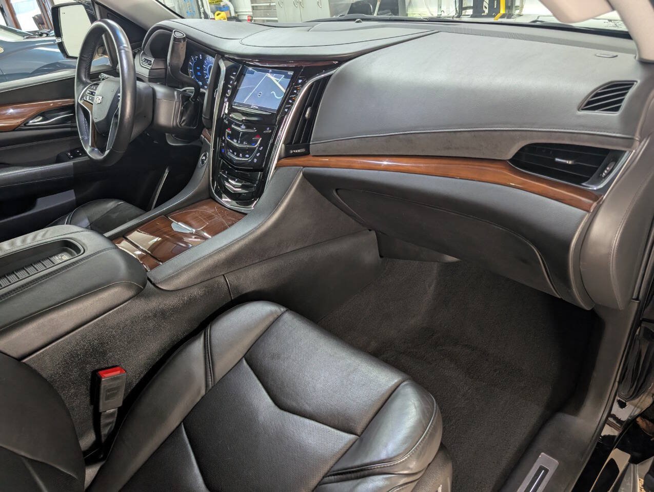 Used 2018 Cadillac Escalade Premium Luxury AWD/4WD image 25