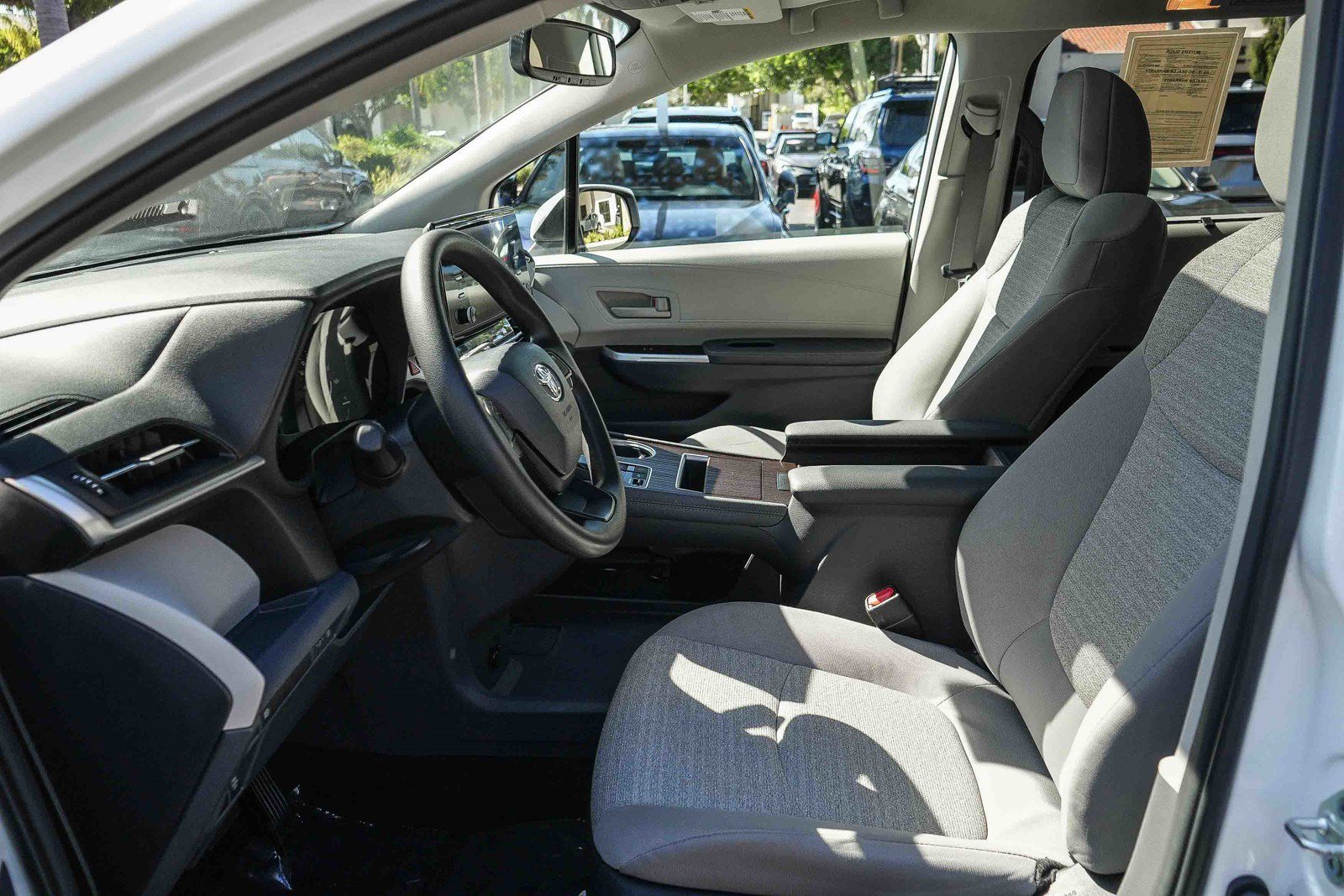 Used 2023 Toyota Sienna LE w/ LE Plus Package FWD image 17