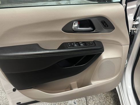 Used 2024 Chrysler Pacifica Touring-L image 17