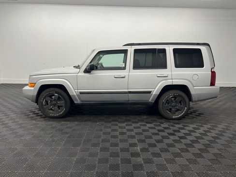 Used 2008 Jeep Commander Sport image 2