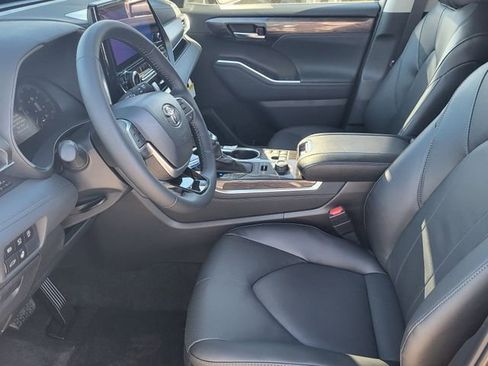 New 2026 Toyota Highlander Limited image 14