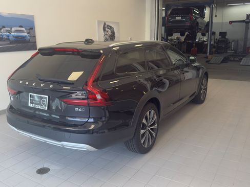 Used 2024 Volvo V90 B6 Cross Country Plus image 8