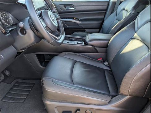 Used 2025 Nissan Pathfinder SL image 12