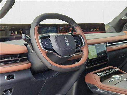 New 2025 Lincoln Navigator Reserve image 3