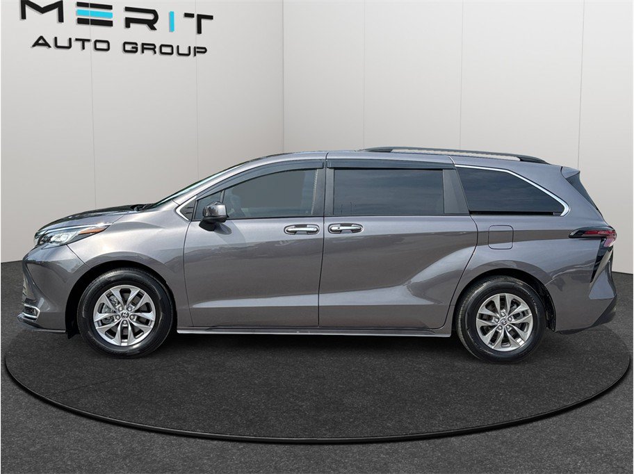 Used 2023 Toyota Sienna XLE FWD image 5