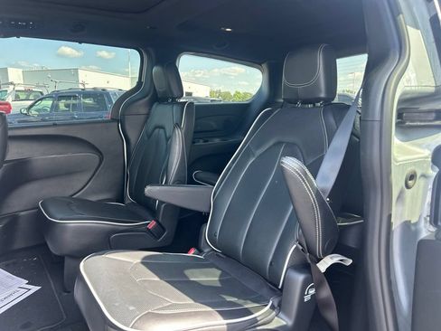 Used 2026 Chrysler Pacifica Limited FWD image 6