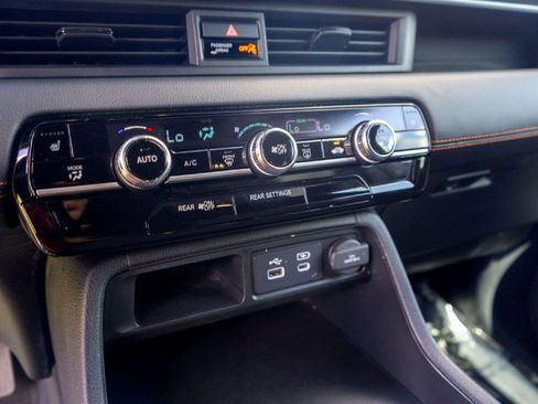 Used 2025 Honda Pilot Sport image 18