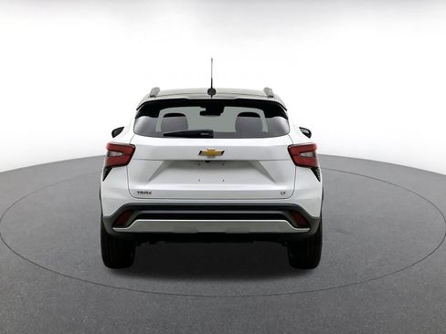 Used 2025 Chevrolet Trax LT FWD image 8