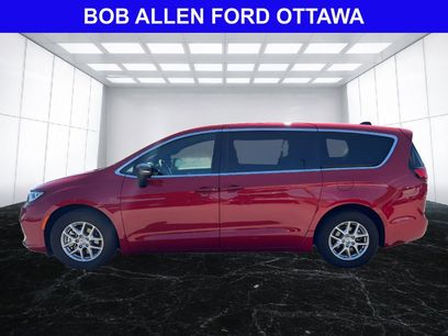 Used 2025 Chrysler Pacifica Select