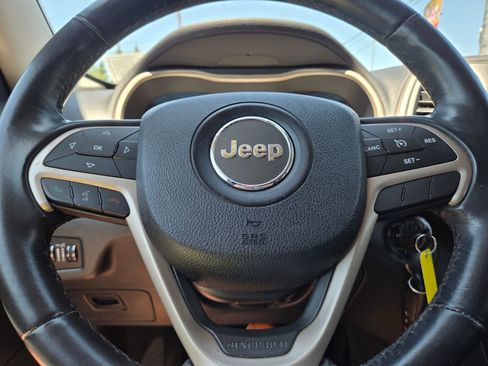 Used 2016 Jeep Cherokee Latitude FWD image 16
