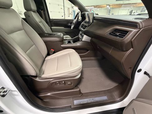 Used 2023 GMC Yukon SLT image 13
