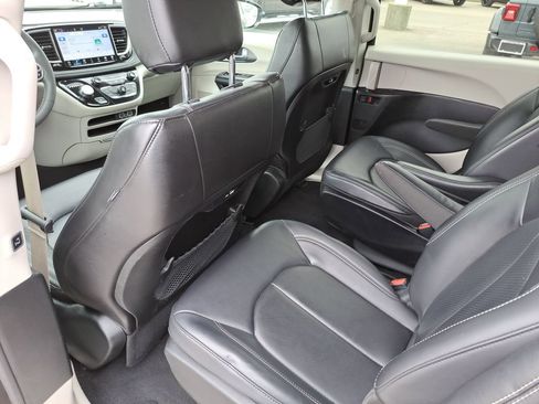 Used 2024 Chrysler Pacifica Limited FWD image 15