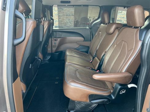 Used 2018 Chrysler Pacifica Limited image 10
