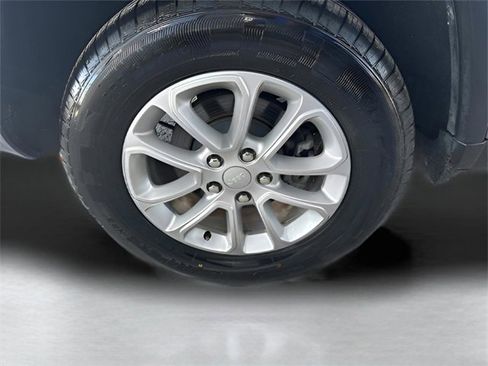 Used 2021 Jeep Grand Cherokee Laredo image 10