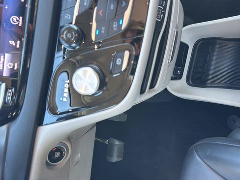 Used 2024 Chrysler Pacifica Touring-L FWD image 17