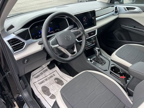 Used 2025 Volkswagen Taos SE image 15