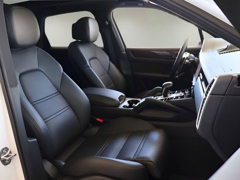 Used 2021 Porsche Cayenne AWD/4WD image 19