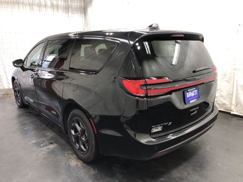 Used 2023 Chrysler Pacifica Limited w/ S Appearance Package image 5